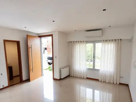 Casa en Venta con 4 cocheras