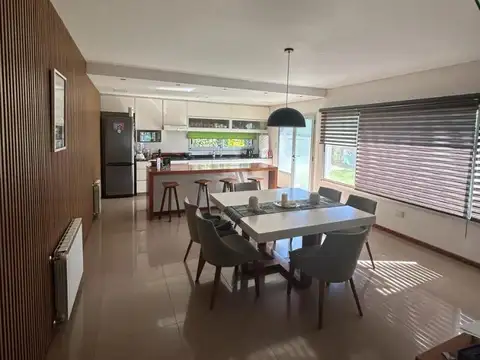 Casa 4 ambientes con 3 baños