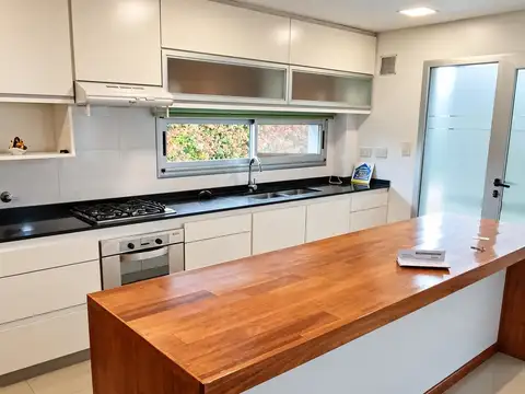 Casa 4 ambientes con 3 baños