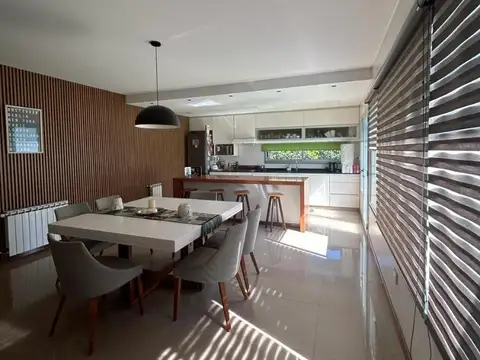 Casa en Venta con 4 cocheras
