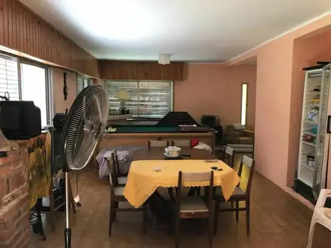 Casa en venta - 2 dormitorios 1 baño - 100 mts2 cubiertos - Abasto