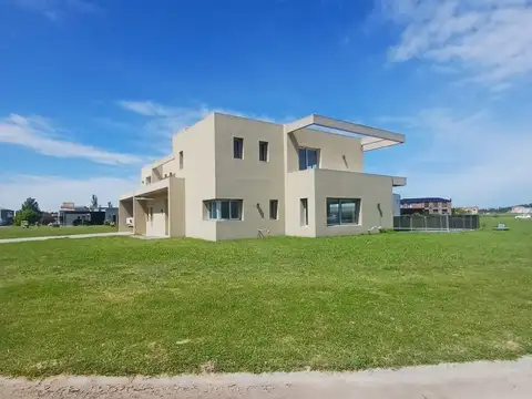 Casa 6 ambientes con 5 baños