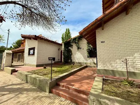 Casa 8 ambientes con 3 baños