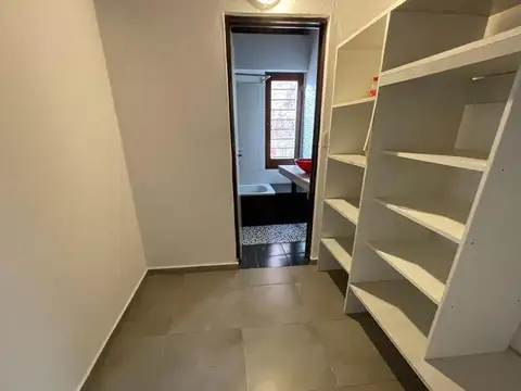 Casa en Alquiler con 2 cocheras