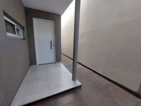 Depto Tipo Casa en Alquiler en Bernal, $ 900.000