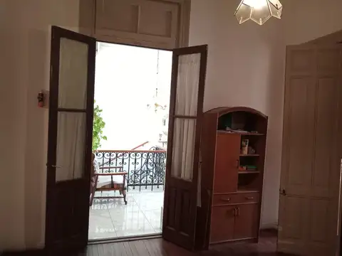 Hermoso 4 amb de corte antiguo, reciclado, c/ baño y toilette, al fte, bajas exp y entrada indepte