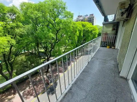 VENTA 4 AMB 3 BAÑOS FRENTE PLAZA FLORES