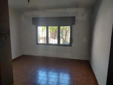 Casa 5 ambientes con 1 baño