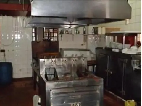 LOCAL EN 2 PLTAS.300 M2.CUB-.EN ESQ.-SOBRE LOTE PROPIO