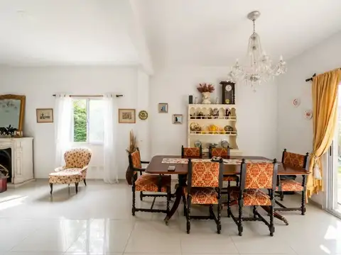 Casa 4 ambientes con 2 baños