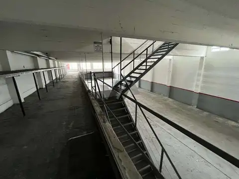 Galpon con entrada para camiones. Barrio Los Andes.