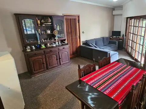 Casa 4 ambientes con 2 baños