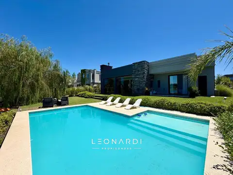 Espectacular casa en venta en El Naudir, a la laguna   -   ID 5970