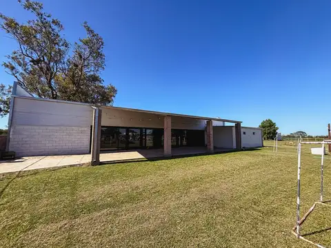 Salón de eventos con gran terreno en Saguier