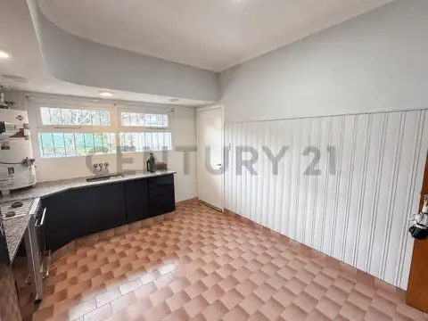 Venta de Casa + departameto 2 ambientes en planta alta, en barrio Villa Primera