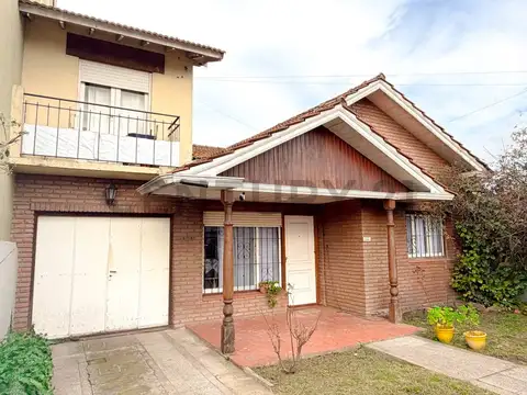 Venta de Casa + departameto 2 ambientes en planta alta, en barrio Villa Primera