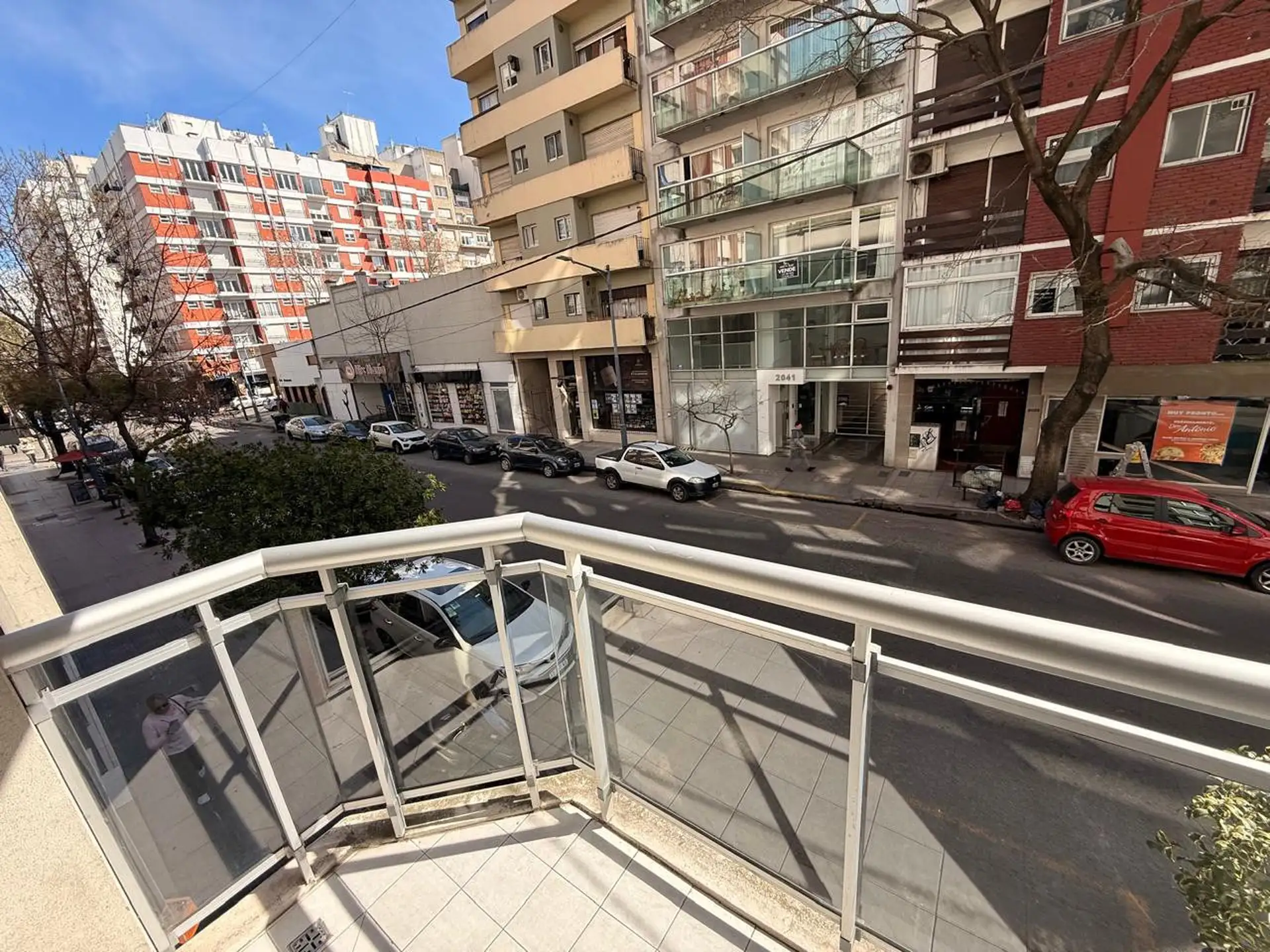 Departamento de tres ambientes en alquiler con cochera cubierta