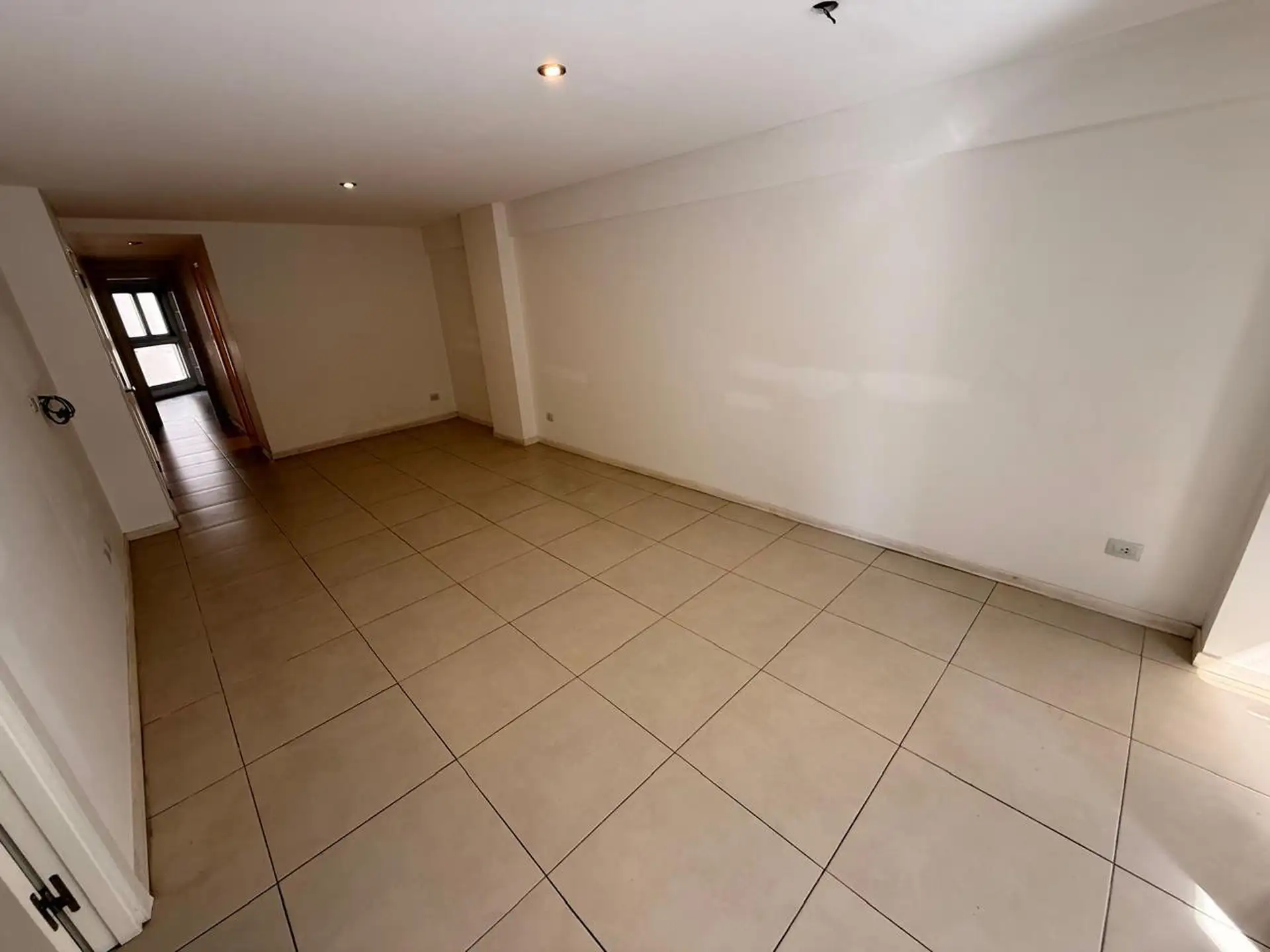 Departamento de tres ambientes en alquiler con cochera cubierta