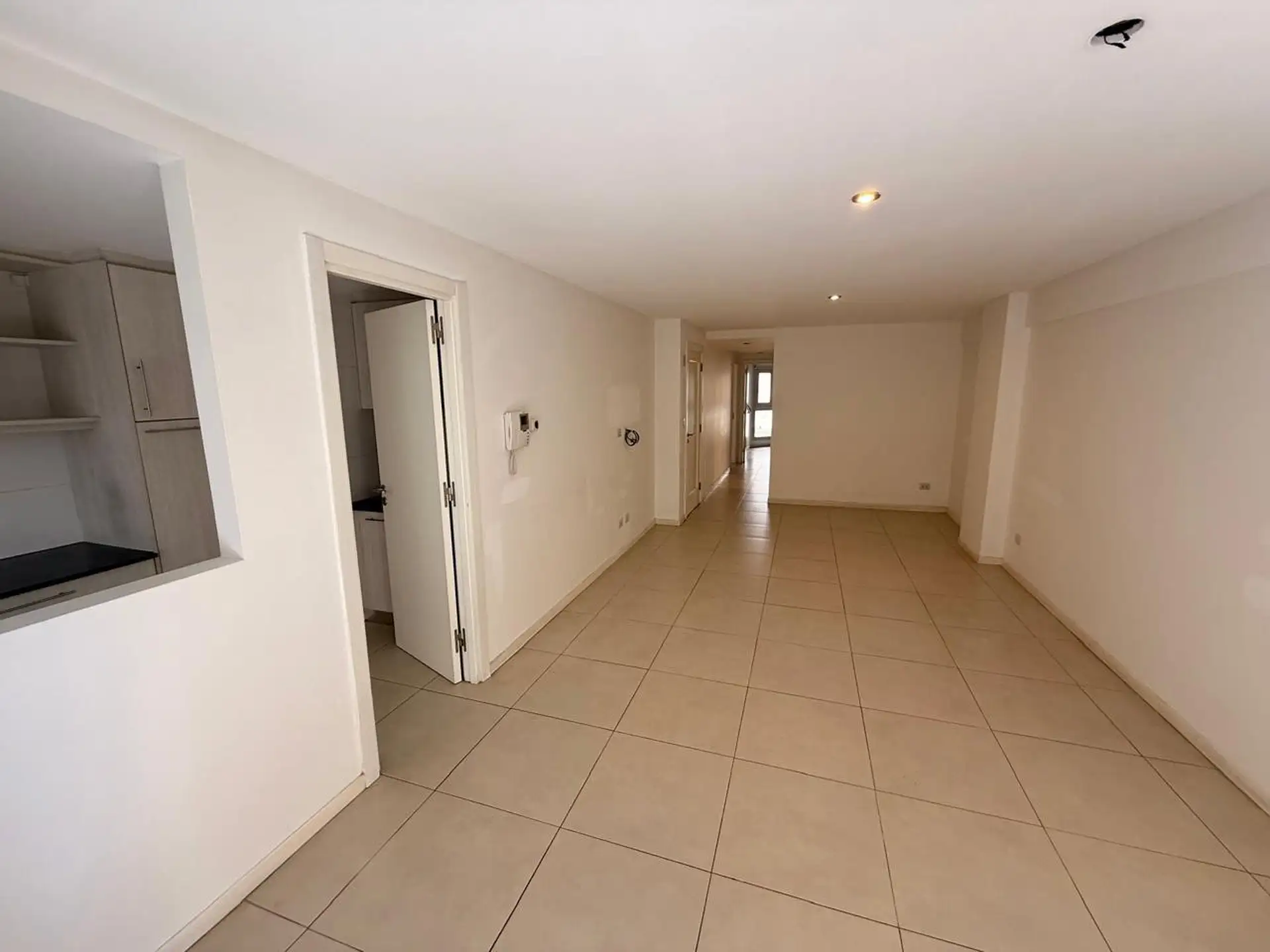 Departamento de tres ambientes en alquiler con cochera cubierta