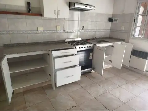 Casa en Alquiler con 3 cocheras