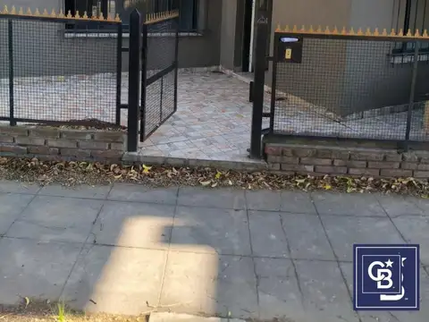 Venta de Casa 4 ambientes apta comercial en Pilar Centro