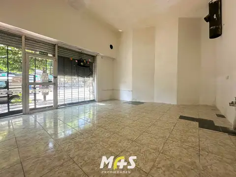 Local comercial sobre Av. Álvarez Jonte — vereda amplia y sin expensas