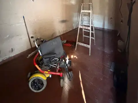 Casa 7 ambientes con 2 baños