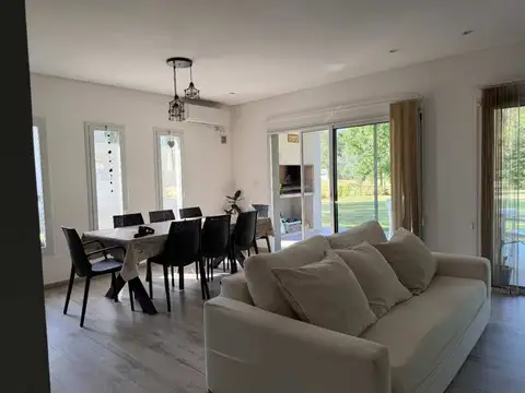 Casa 4 ambientes con 2 baños