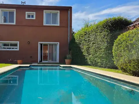Venta Casa 4 Amb + Pileta + Jardin en Montecarlo