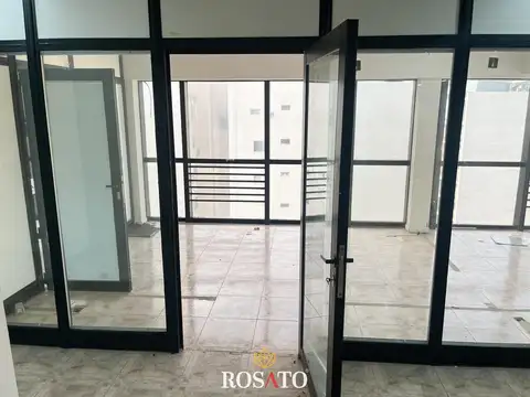 Venta Oficina de Piso Completo con Vista Panorámica en San Nicolás – Edificio Buró Plaza