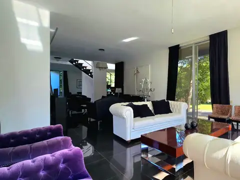 Casa en Venta con 5 cocheras