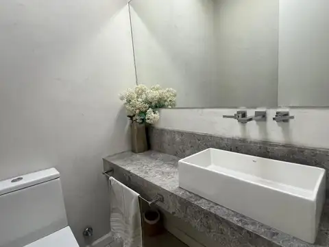 Casa en Alquiler Temporal con 2 cocheras