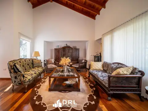 Casa 10 ambientes con 4 baños