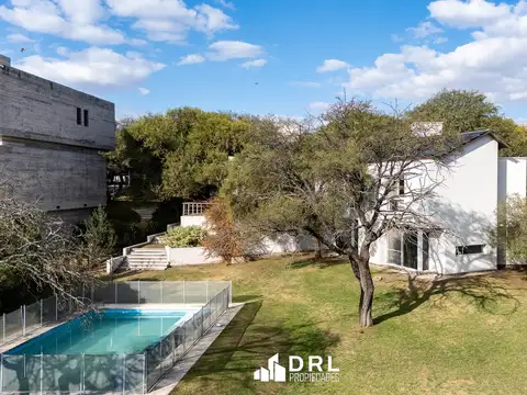 Casa 10 ambientes con 4 baños