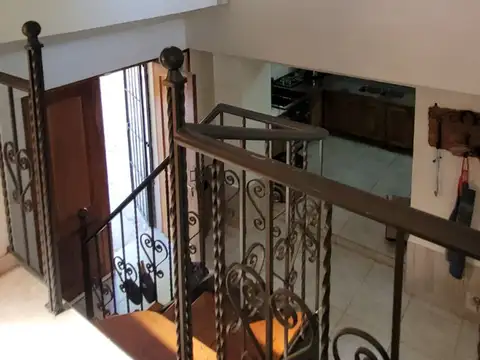 Casa 9 ambientes con 4 baños