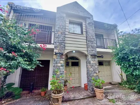 Casa en alquiler - 4 ambientes con jardín, pileta y cochera - Quilmes Centro.