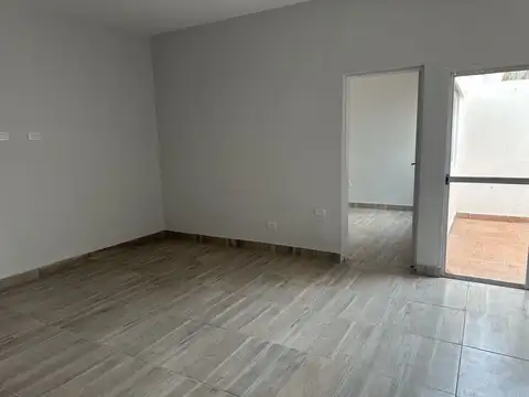 Alquiler de Departamento 2 Ambientes con Patio en Caseros Centro, Tres de Febrero.