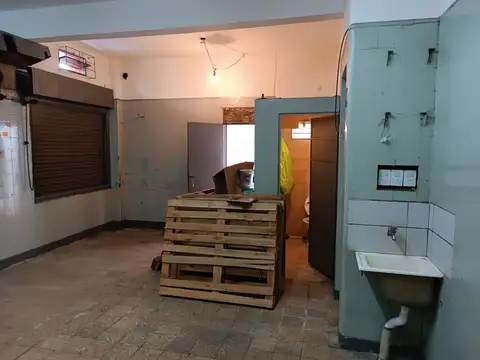 Local de 4,50x7,50 mts con vidriera, baño y persiana ciega. Buen estado general.
