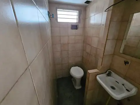 Local de 4,50x7,50 mts con vidriera, baño y persiana ciega. Buen estado general.