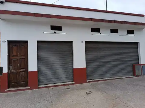 Local de 4,50x7,50 mts con vidriera, baño y persiana ciega. Buen estado general.