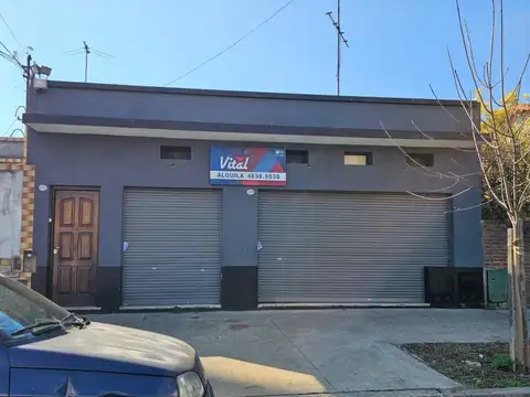 Local de 4,50x7,50 mts con vidriera, baño y persiana ciega. Buen estado general.
