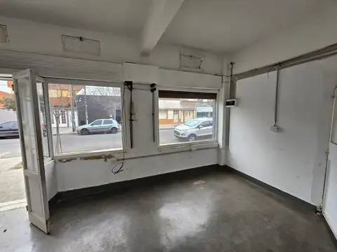 Local de 4,50x7,50 mts con vidriera, baño y persiana ciega. Buen estado general.