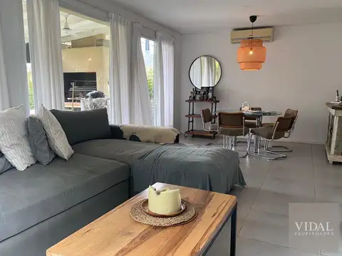 Casa en Alquiler con 2 cocheras