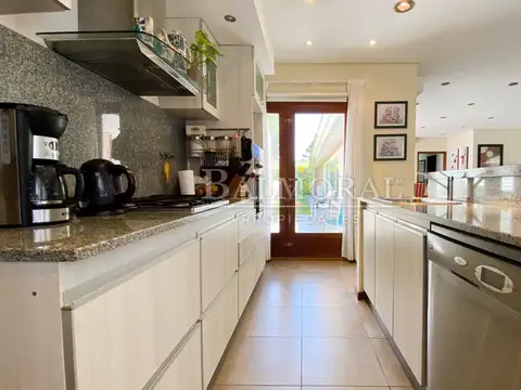 Casa 4 ambientes con 3 baños