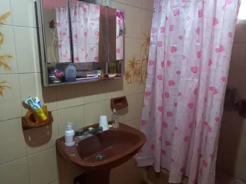 Casa 6 ambientes con 2 baños