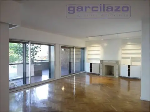 Excelente piso en inmejorable ubicación. Enorme balcón. 2 Cocheras