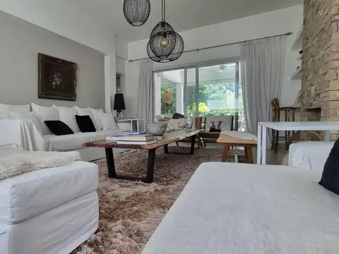 Casa en Venta con 4 cocheras