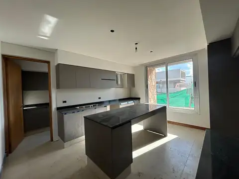 Casa 6 ambientes con 2 baños