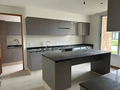 Casa 6 ambientes con 2 baños
