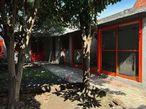 ALQUILER. GALPON COMERCIAL. VILLA URQUIZA. JARDIN. 160 m2 CUBIERTOS.